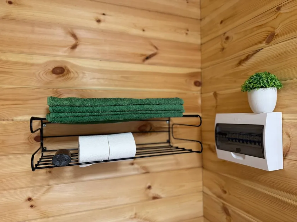 Домик в живописном месте у воды