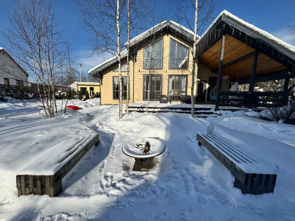 Дом у Коркинского озера с баней, купелью и детской площадкой.