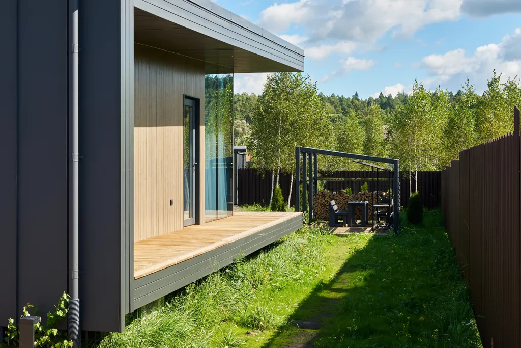 Просторный дом с сауной и камином в окружении леса и реки