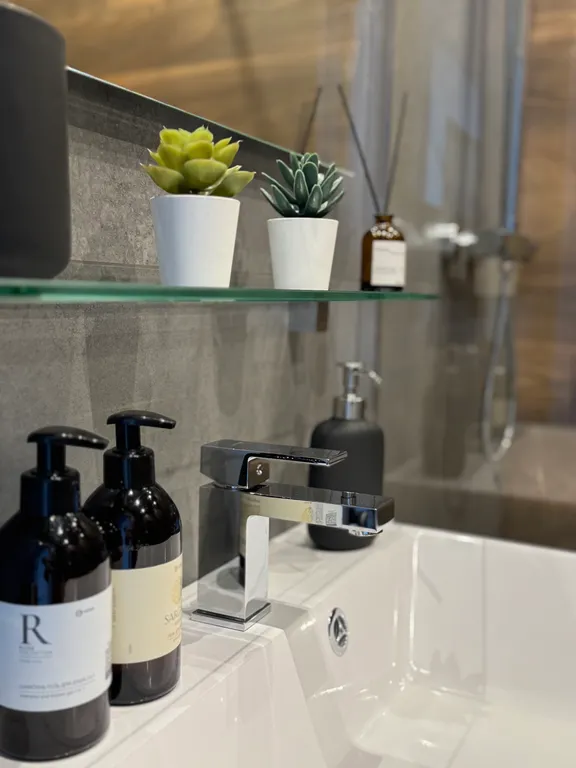 Стильная двухуровневая студия с захватывающим видом на город