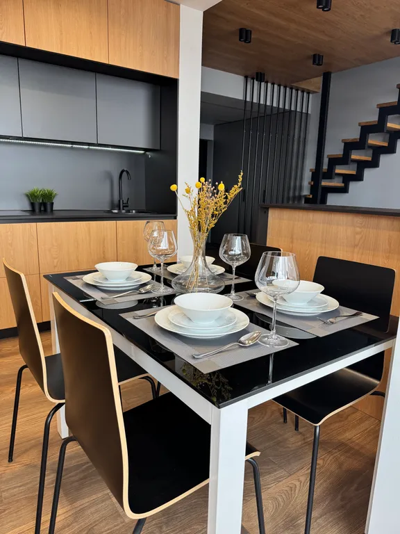 Стильная двухуровневая студия с захватывающим видом на город