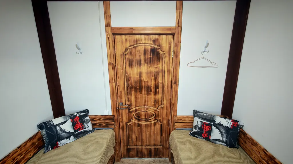 Дома и бани на берегу озера