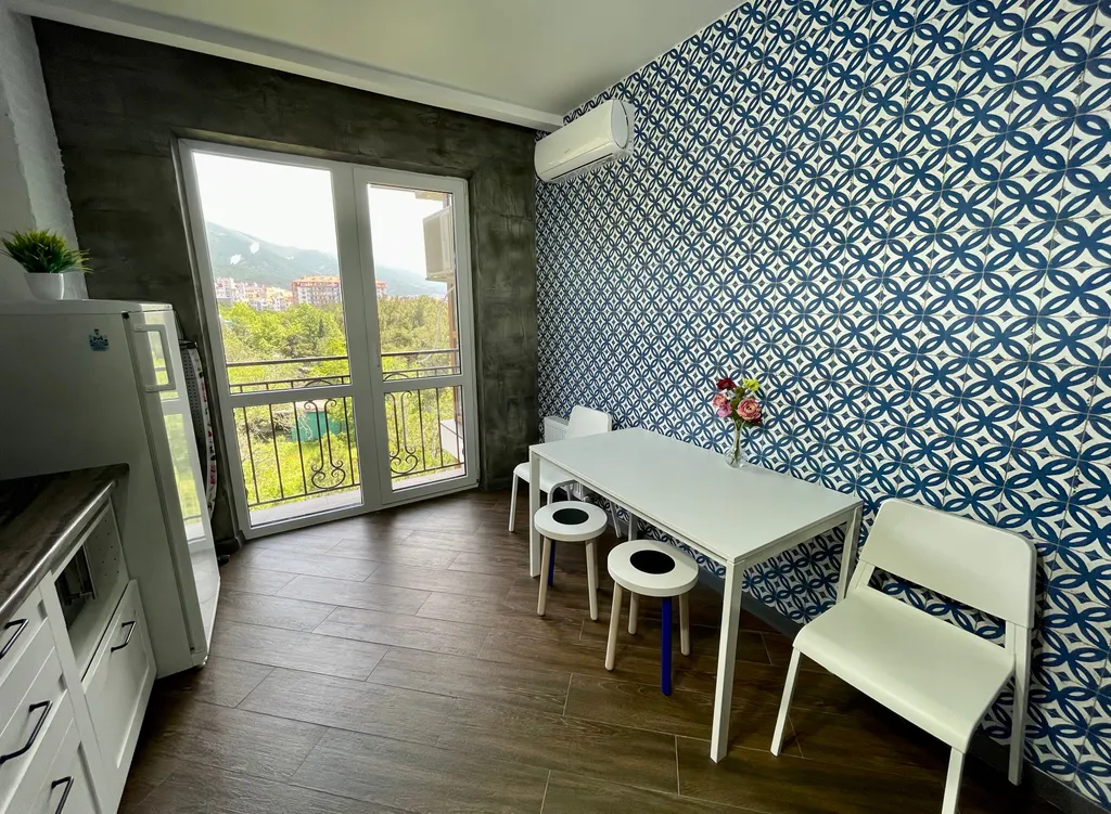 Квартира премиум класса с видом на горы и французским балконом.