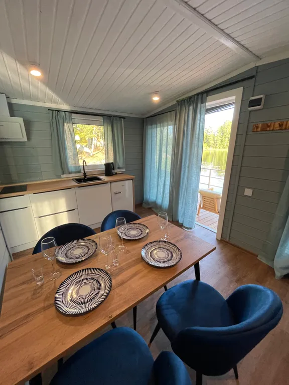 Дом на воде, хаусбот в Карелии