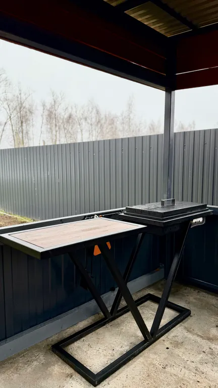 Уютный дом с панорамными окнами рядом с озером