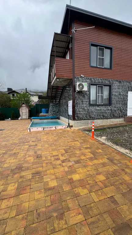 Дом на берегу реки с бассейном и видом