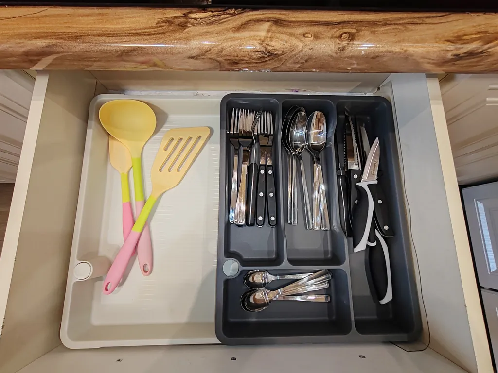 Евротрешка возле ТЦ Кит