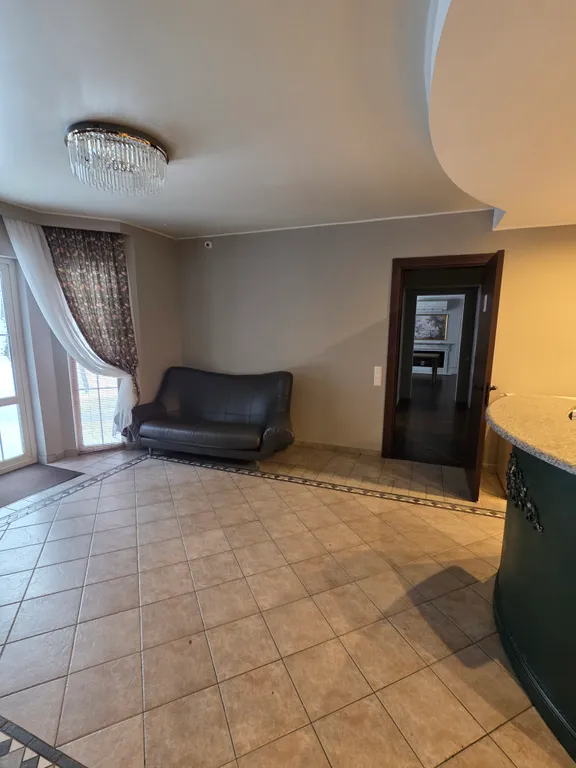 Загородный дом с бассейном и банкетным залом