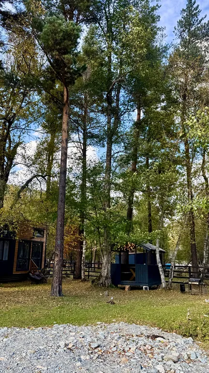 Шале на берегу реки, с беседкой