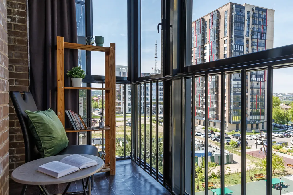 Студия возле 130 квартал с библиотекой на балконе