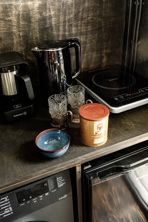 Домик на лесном склоне с видом на горы