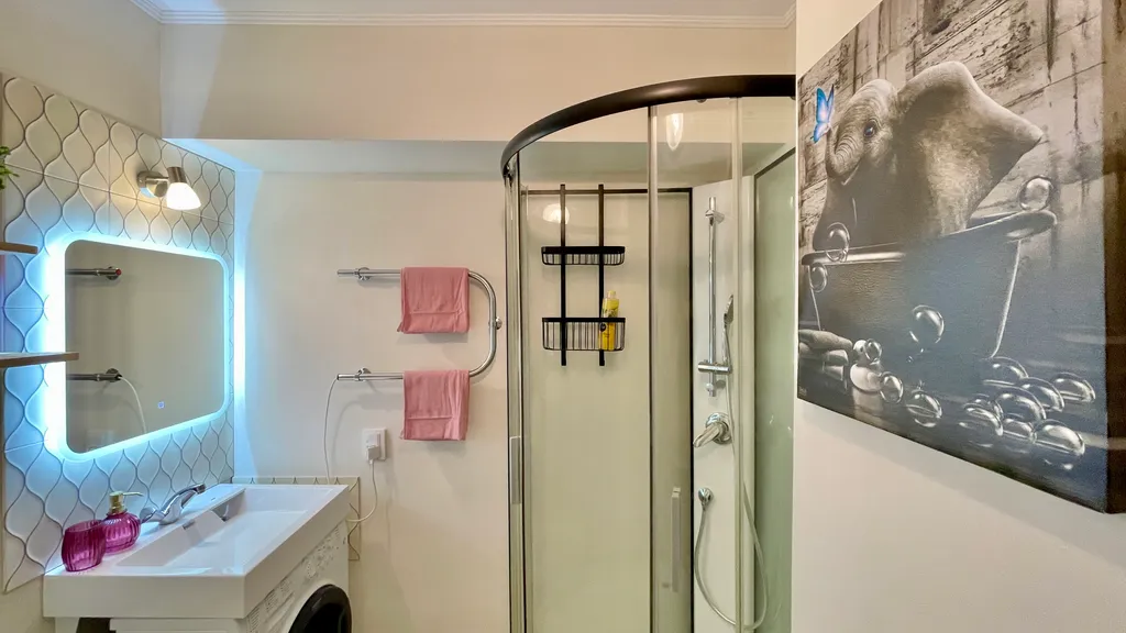 Не в отеле, а в квартире