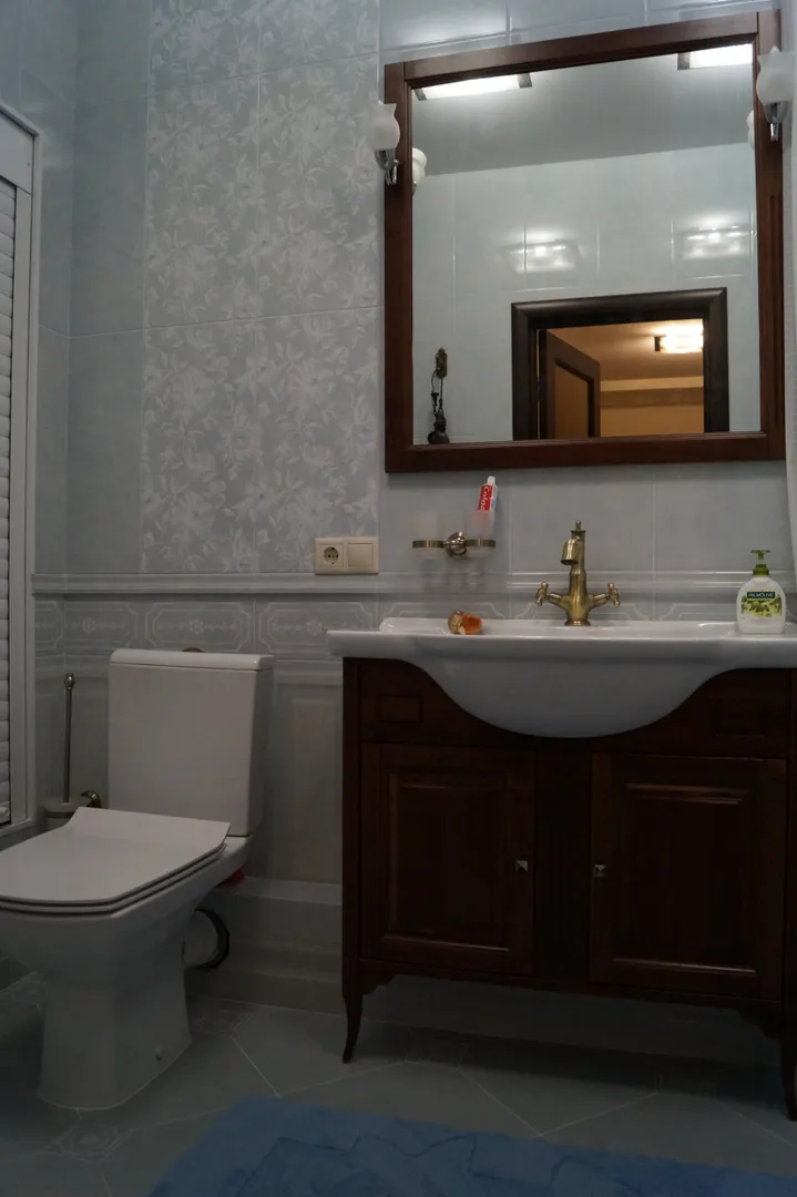 Ванная комната в нежно-голубом цвете выполнена в классическом стиле, вся сантехника от ведущего немецкого производителя BENNBERG