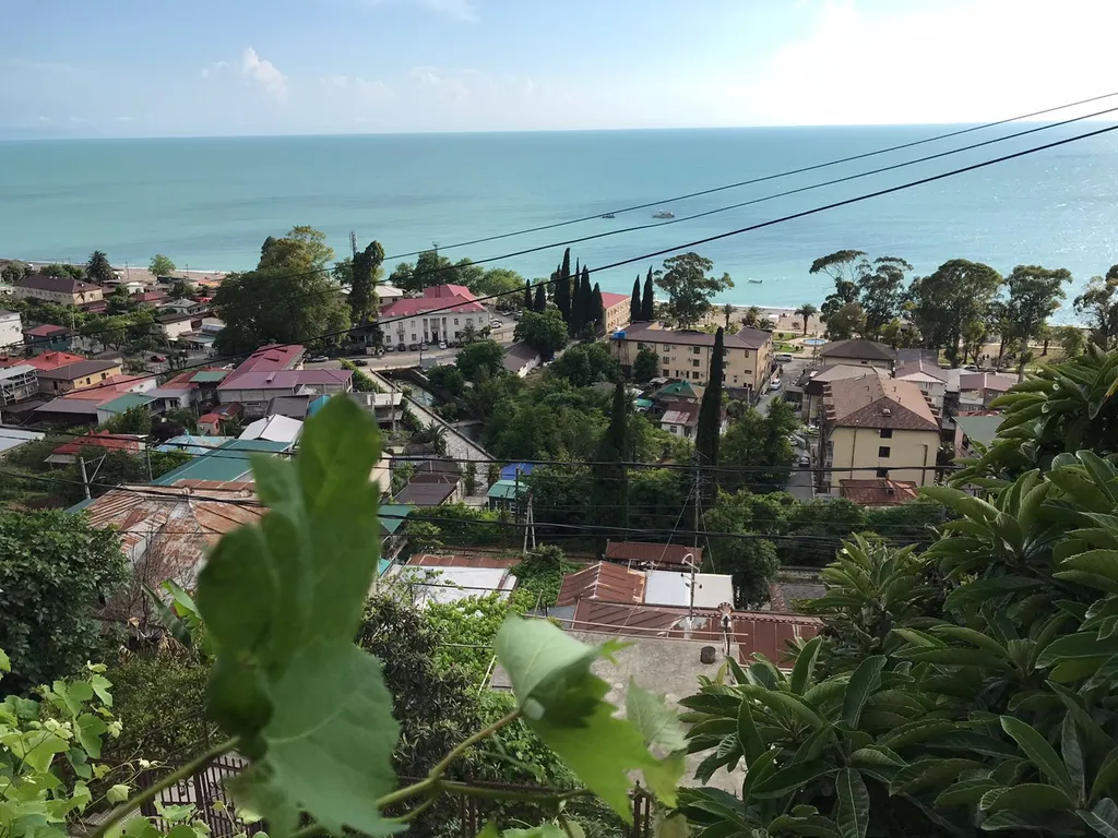 Уютная комната в центре города с видом на море