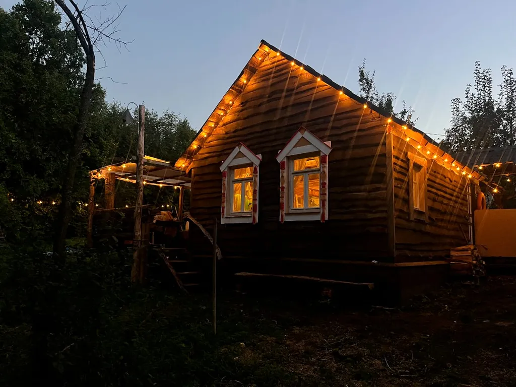 Изба с уютом детства, деревенский дом с баней и русским бытом