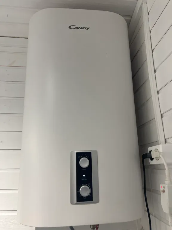 Новый уютный дом с отдельной территорией в центре города.