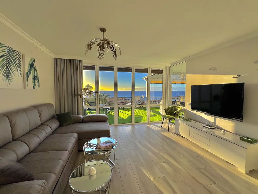 PaulMarie Superior Ocean Lounge