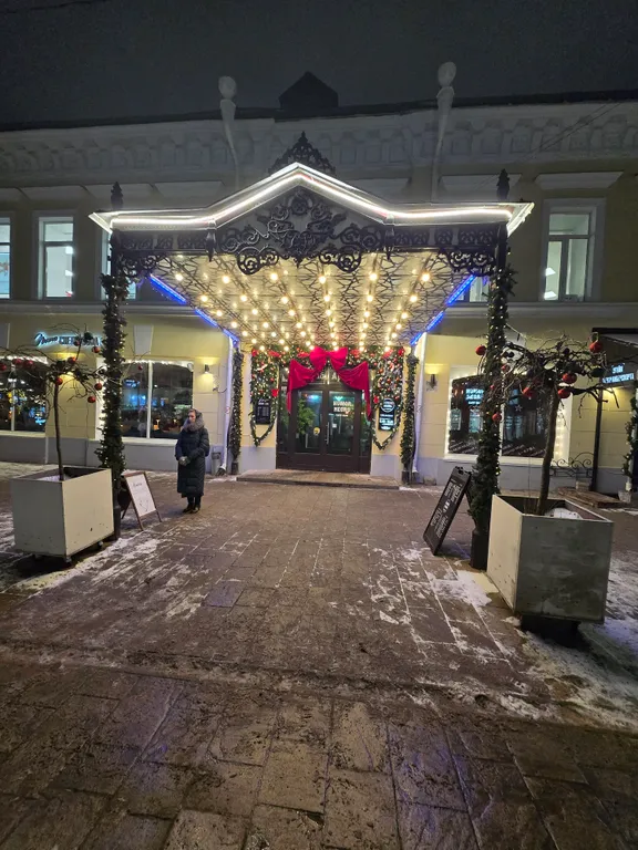 Центрее не бывает! Сразу за памятником ленина в стиле есенинская русь