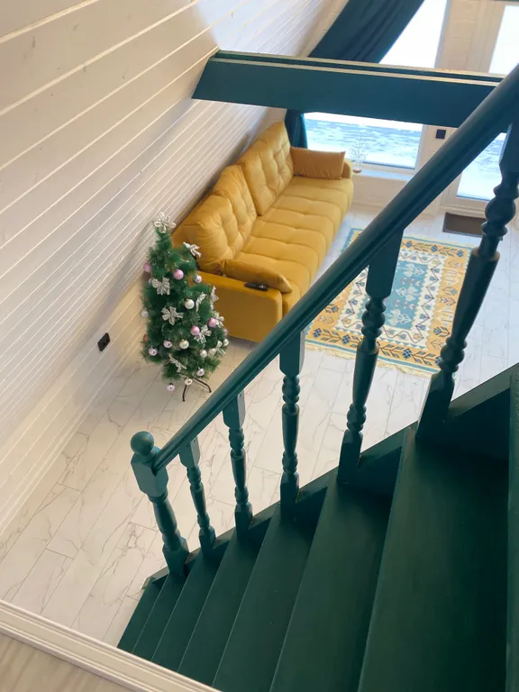 Дом A-frame с сибирским чаном на бревнах