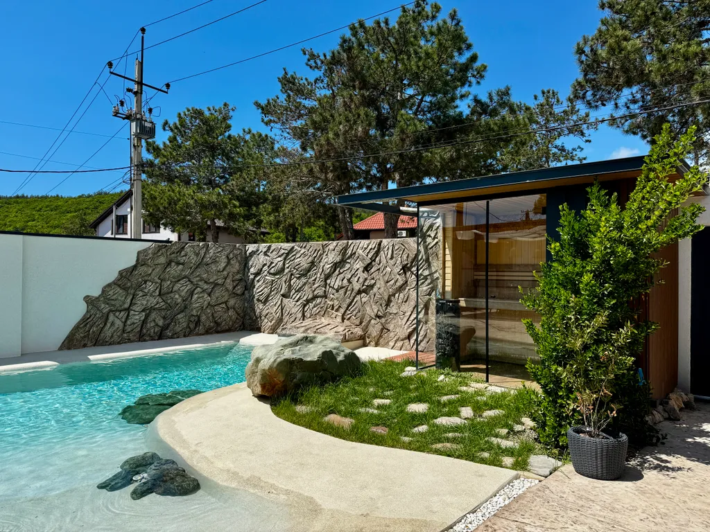 Дом в тихом месте, со своим минипляжем