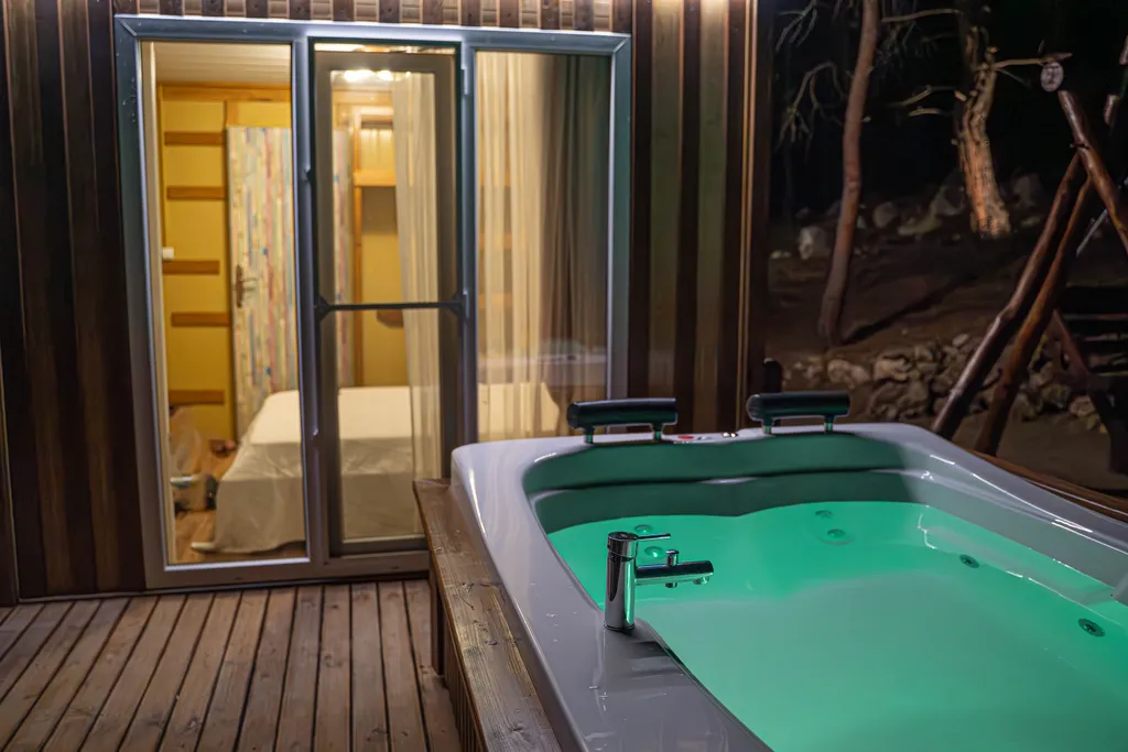 Бунгало в сосновом лесу на берегу Средиземного моря, Турция