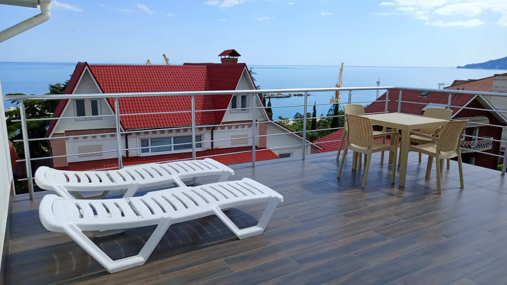 Трёхкомнатная квартира с панорамным видом на море и горы