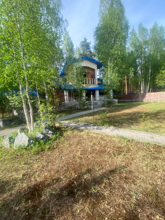 Уютный домик на берегу реки