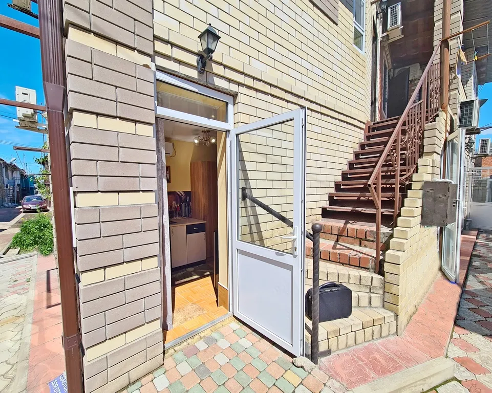 Квартира Номера на Пляже, квартира - студия с кухней 150/1, до берега 40 метров — Ейск