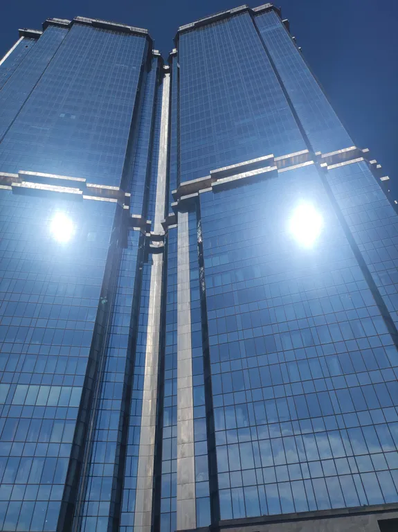 Апартаменты с видом на море, в элитном небоскрёбе, в центре города