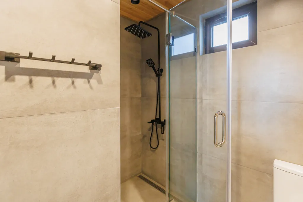 Дом с камином на берегу моря