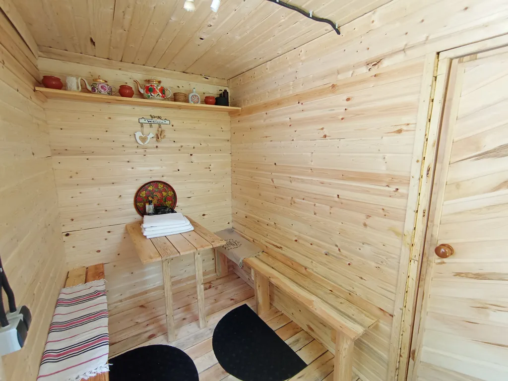 Дом с баней, бассейном и беседкой