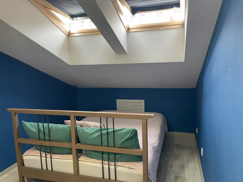 Синяя комната на мансарде