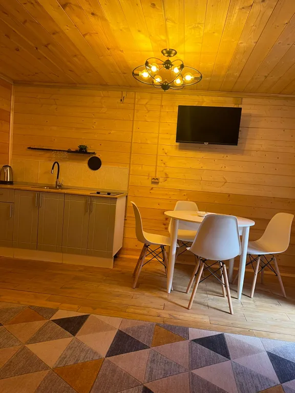 Домики-шале с видом на сосновый лес