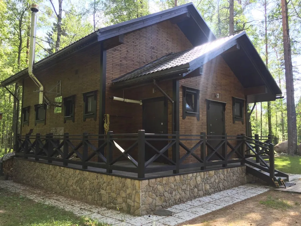 Домик в лесу на берегу озера