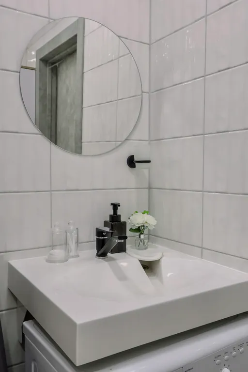 Очaровaтельнaя cтудия с уютными качелями на бaлконe