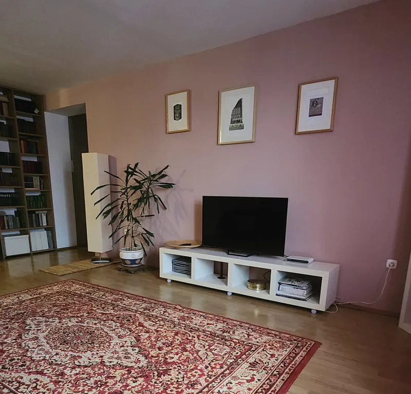 Просторная двухкомнатная квартира в районе с развитой инфраструктурой.