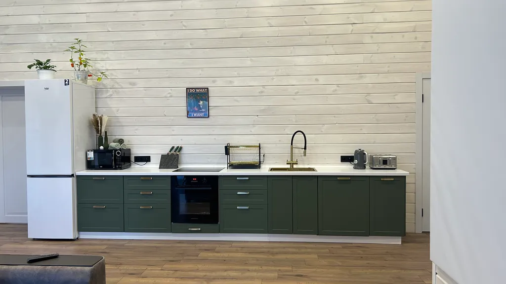 Загородный дом с большой террасой, кострищем и лесом