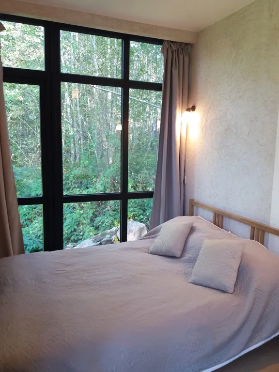 Дом на склоне холма у реки