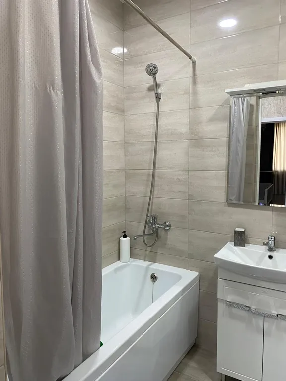 Двухкомнатная квартира в самом центре, новый дом, вид на море