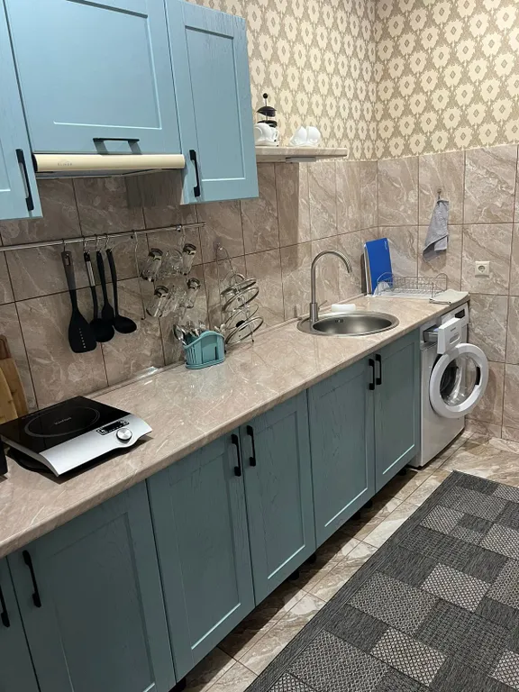 Уютная комната в доме с ванной комнатой