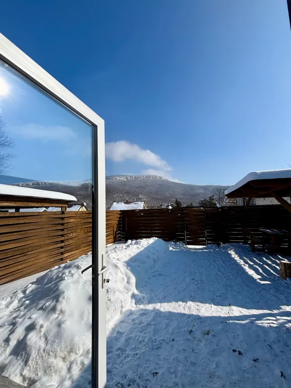 Отдельный домик а-фрейм с бассейном и видом на горы