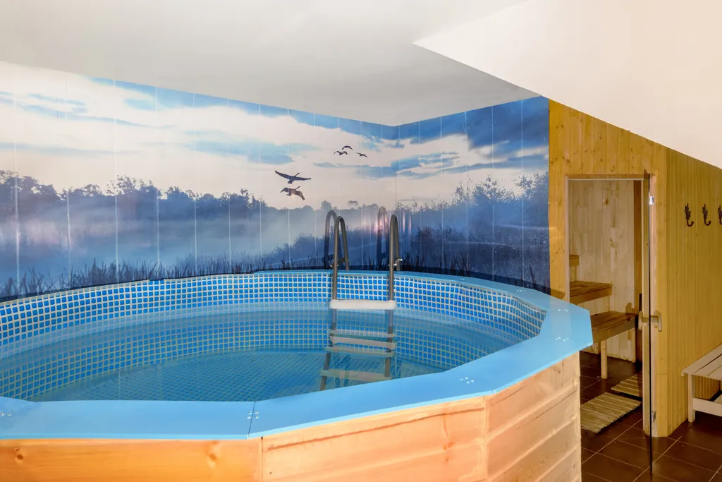 Белый коттедж с баней и бассейном рядом с озером