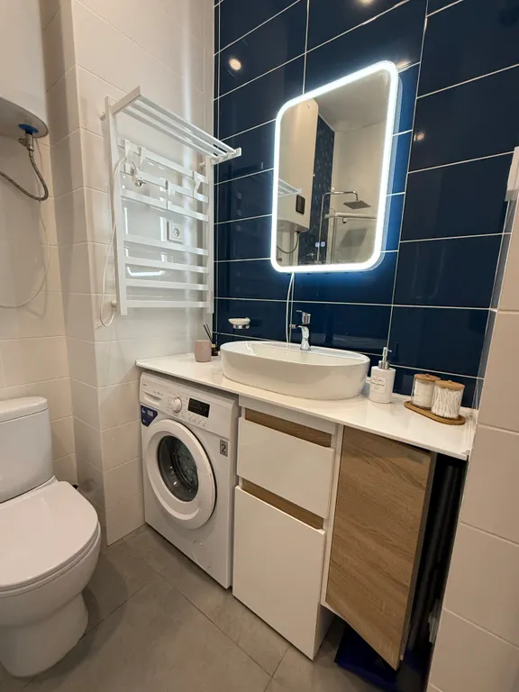 Квартира-студия с кипарисами за окном