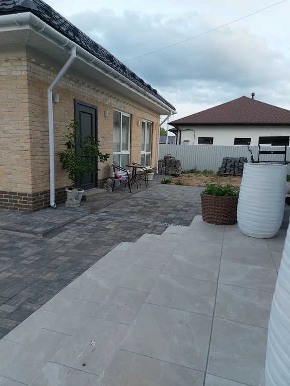 Домик в деревне в окружении леса