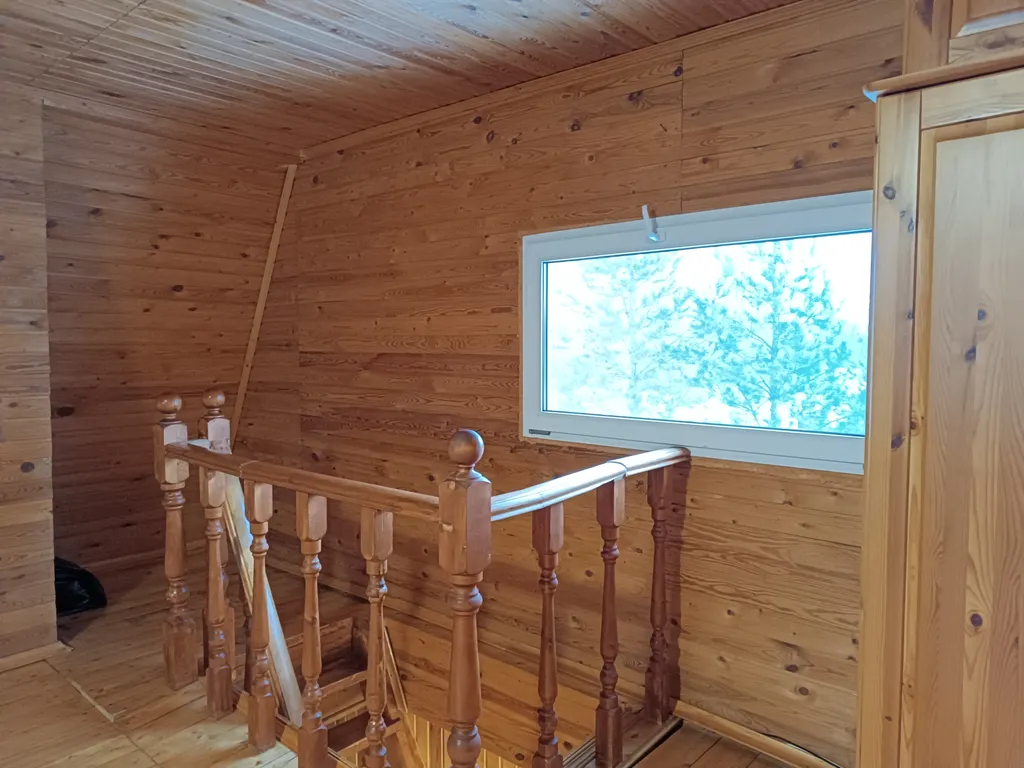 Уютный домик у реки