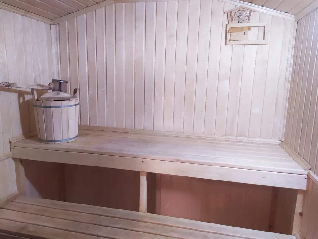 Домик с балконом