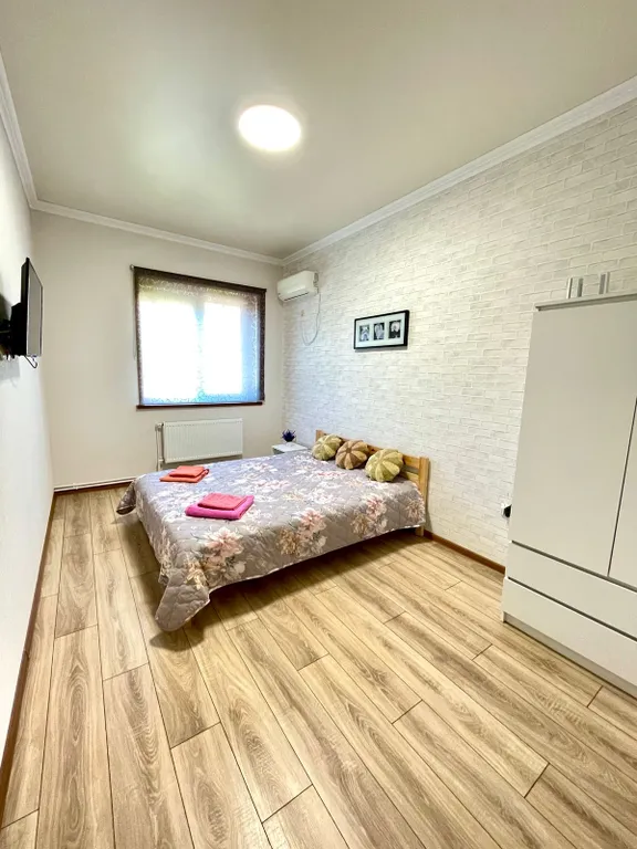 Квартира Просторная квартира в 5 минутах от моря с отдельным входом — Геленджик