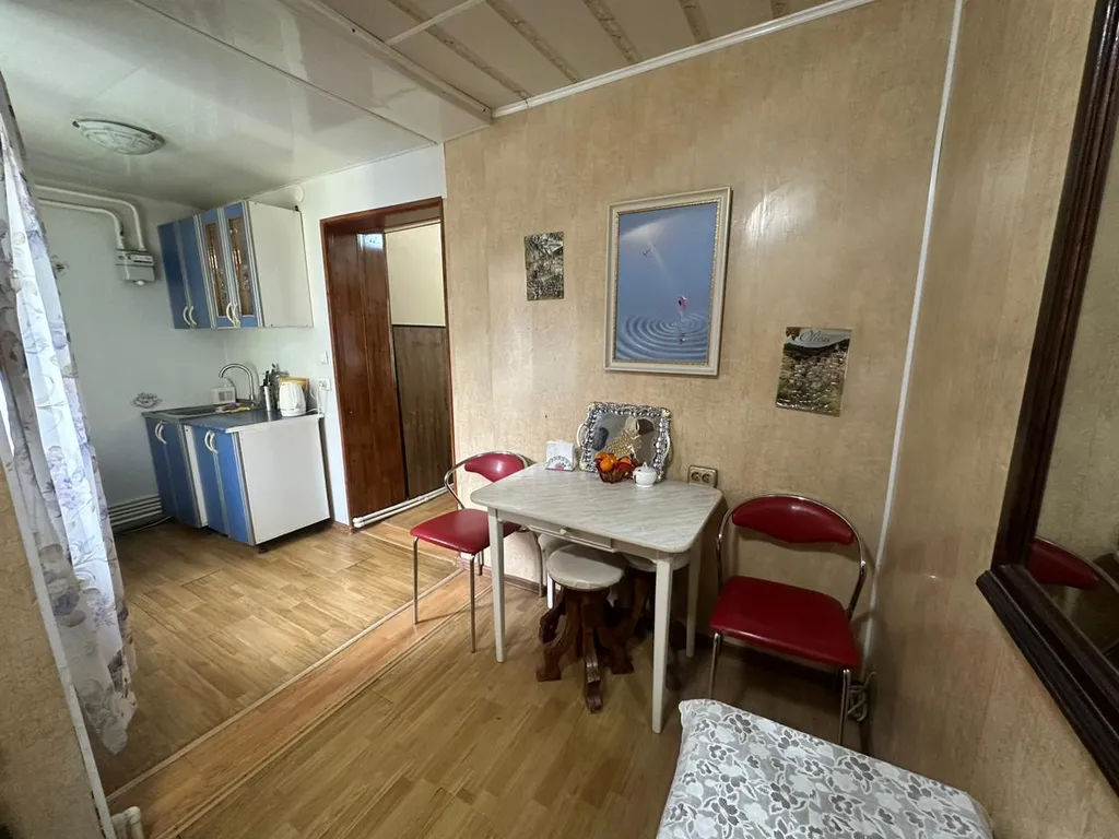 Дом в центре города у моря с парковкой и с садиком