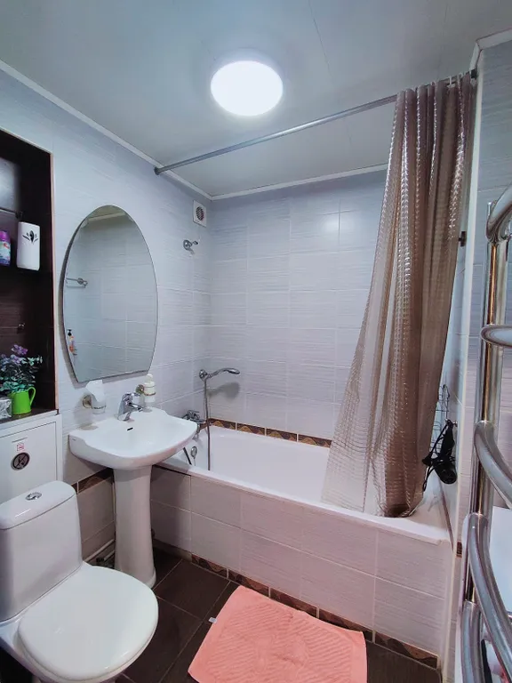 Центр с видом на озеро и парковкой во дворе