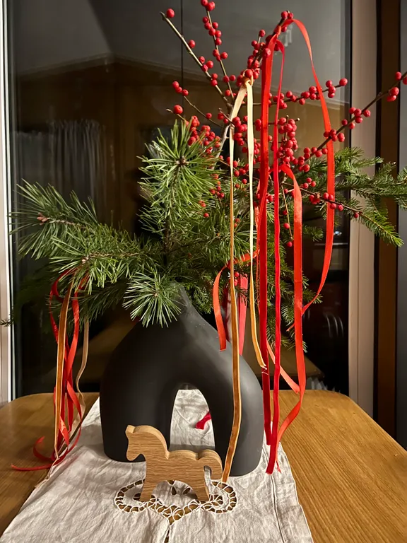 Дом в современном русском стиле в сосновом лесу